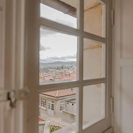Maison Au Loup - Chambre D'Hotes Dans Un Superbe Ancien Hotel Particulier Du Xvie Siecle Au Coeur De La Vieille Ville Du Puy