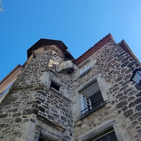 Maison Au Loup - Chambre D'Hotes Dans Un Superbe Ancien Hotel Particulier Du Xvie Siecle Au Coeur De La Vieille Ville Du Puy Le Puy-en-Velay
