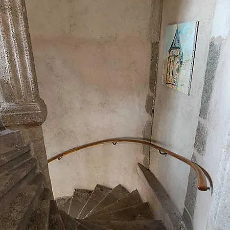 Maison Au Loup - Chambre D'Hotes Dans Un Superbe Ancien Hotel Particulier Du Xvie Siecle Au Coeur De La Vieille Ville Du Puy