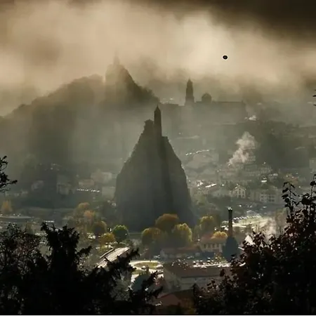 Maison Au Loup - Chambre D'Hotes Dans Un Superbe Ancien Hotel Particulier Du Xvie Siecle Au Coeur De La Vieille Ville Du Puy Bed & Breakfast Le Puy-en-Velay