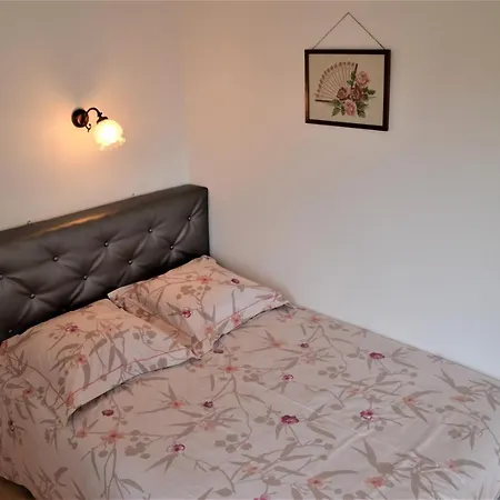 Maison Au Loup - Chambre D'Hotes Dans Un Superbe Ancien Hotel Particulier Du Xvie Siecle Au Coeur De La Vieille Ville Du Puy