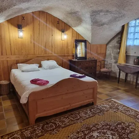 Maison Au Loup - Chambre D'Hotes Dans Un Superbe Ancien Hotel Particulier Du Xvie Siecle Au Coeur De La Vieille Ville Du Puy Le Puy-en-Velay
