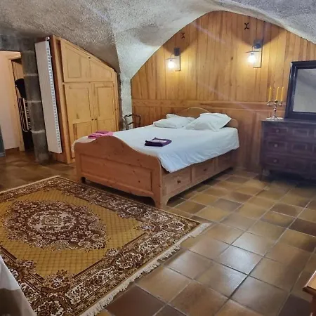 Maison Au Loup - Chambre D'Hotes Dans Un Superbe Ancien Hotel Particulier Du Xvie Siecle Au Coeur De La Vieille Ville Du Puy Bed & Breakfast 3*