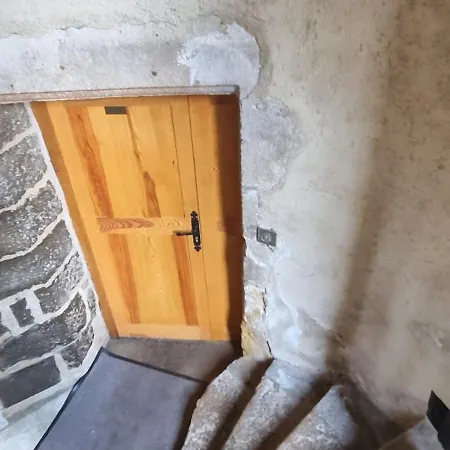 Maison Au Loup - Chambre D'Hotes Dans Un Superbe Ancien Hotel Particulier Du Xvie Siecle Au Coeur De La Vieille Ville Du Puy 3*